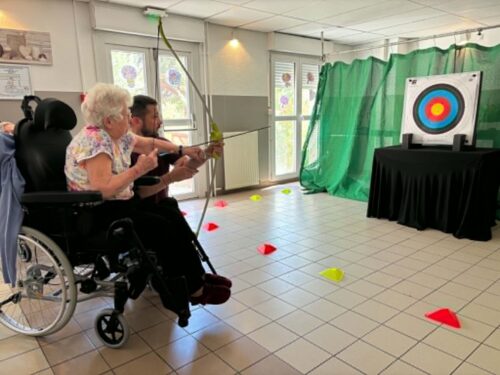 Tir à l’arc à Ehpad Les Larris Coalliamardi 28 juillet, Nicolas de @néo silver est venu pour une initiation au tir à l’arc dans le cadre du projet « Autour du sport ». après quelques essais, la compétition à été lancée réunissant les résidents et personnels. Monique à été notre grande gagnante