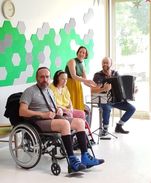 Grâce à labOpera et en collaboration avec le BIP Arts et Santé HDF, les résidents des ROSES d’OR-MAS-EAM  ont assisté à quatre représentations mêlant art lyrique et chanson populaire. Une belle découverte qui a enchanté le public ! Deux après-midis placés sous le signe de la musique et du partage !