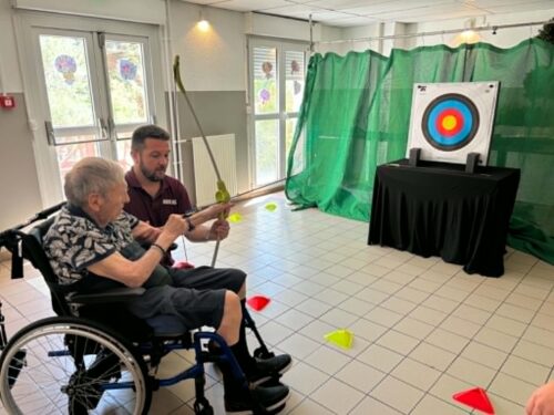 Tir à l’arc à Ehpad Les Larris Coalliamardi 28 juillet, Nicolas de @néo silver est venu pour une initiation au tir à l’arc dans le cadre du projet « Autour du sport ». après quelques essais, la compétition à été lancée réunissant les résidents et personnels. Monique à été notre grande gagnante