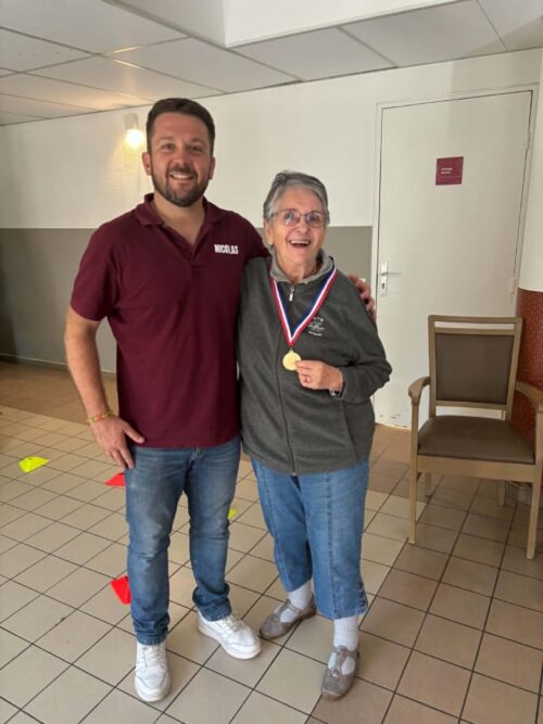Tir à l’arc à Ehpad Les Larris Coalliamardi 28 juillet, Nicolas de @néo silver est venu pour une initiation au tir à l’arc dans le cadre du projet « Autour du sport ». après quelques essais, la compétition à été lancée réunissant les résidents et personnels. Monique à été notre grande gagnante