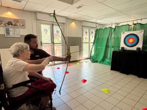 Tir à l’arc à Ehpad Les Larris Coalliamardi 28 juillet, Nicolas de @néo silver est venu pour une initiation au tir à l’arc dans le cadre du projet « Autour du sport ». après quelques essais, la compétition à été lancée réunissant les résidents et personnels. Monique à été notre grande gagnante