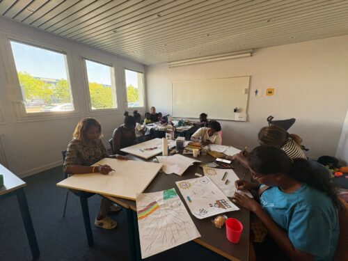 Aujourd’hui, des résidents du CADA de Poitiers se sont réunis une nouvelle fois pour un atelier de préparation des 10 ans du CADA. Nous avons commencés à mettre les différentes idées sur des toiles. 🎨🖌️
