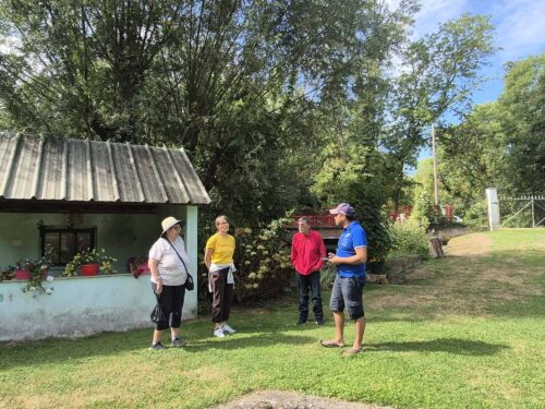 Visite très au frais ce matin de la pisciculture de Chamvres et pour clôturer cette matinée pique-nique au parc sur les bords de l’Yonne à Joigny pour la pension de famille de Sens