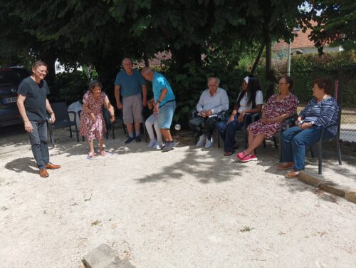 Hier, nos bénéficiaires de l’accueil de jour de Saint-Chéron ont pu partager une partie de pétanque sous un soleil présent mais agréable. Rire, compétition et convivialité étaient au rendez-vous !