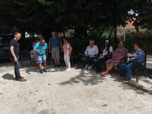 Hier, nos bénéficiaires de l’accueil de jour de Saint-Chéron ont pu partager une partie de pétanque sous un soleil présent mais agréable. Rire, compétition et convivialité étaient au rendez-vous !