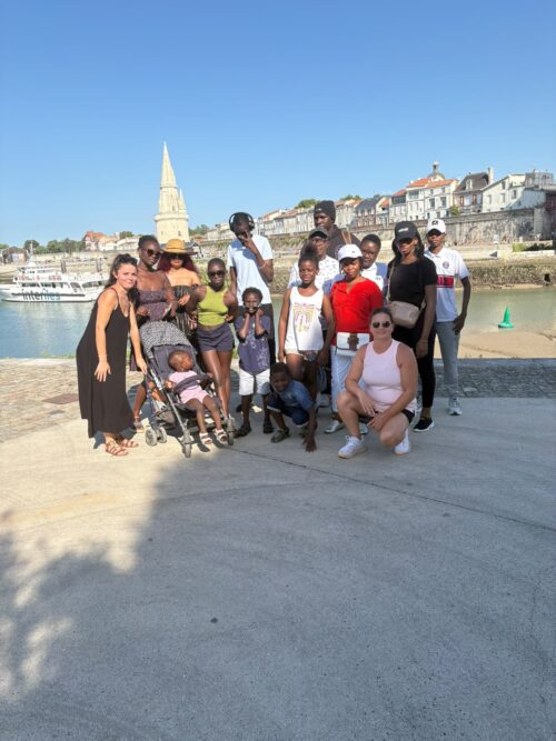 Les résidents du CADA de Poitiers ont profité d’une belle journée à La Rochelle. Au programme : une promenade dans la ville, une visite d’un parc, d’une baignade à la plage ainsi qu’un pique-nique convivial sous le soleil. 🌊 ☀️