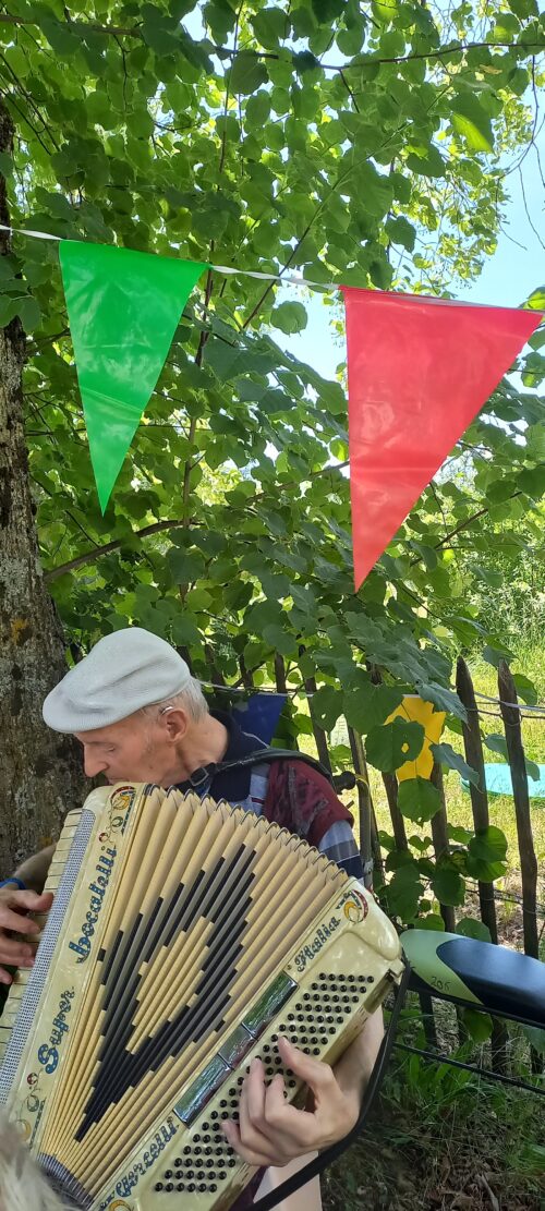 Le 17 Juin 2026, les résidents, leurs familles et l’équipe de Bonnedonne se sont retrouvés à l’ombre des tilleuls pour le traditionnel repas des familles.Bravo et merci à tous les professionnels qui ont permis la réalisation de ce moment partagé, très agréable et important pour nos résidents !