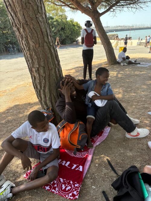 Les résidents du CADA de Poitiers ont profité d’une belle journée à La Rochelle. Au programme : une promenade dans la ville, une visite d’un parc, d’une baignade à la plage ainsi qu’un pique-nique convivial sous le soleil. 🌊 ☀️