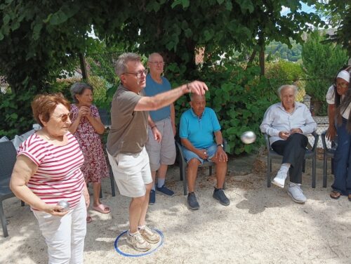 Hier, nos bénéficiaires de l’accueil de jour de Saint-Chéron ont pu partager une partie de pétanque sous un soleil présent mais agréable. Rire, compétition et convivialité étaient au rendez-vous !