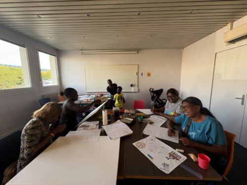 Aujourd’hui, des résidents du CADA de Poitiers se sont réunis une nouvelle fois pour un atelier de préparation des 10 ans du CADA. Nous avons commencés à mettre les différentes idées sur des toiles. 🎨🖌️