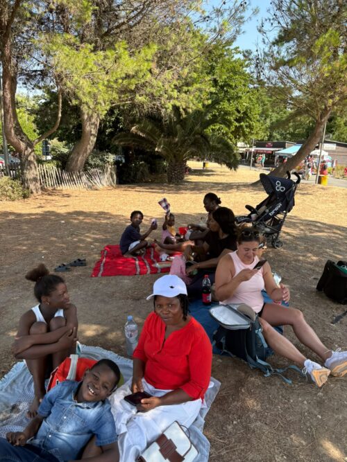Les résidents du CADA de Poitiers ont profité d’une belle journée à La Rochelle. Au programme : une promenade dans la ville, une visite d’un parc, d’une baignade à la plage ainsi qu’un pique-nique convivial sous le soleil. 🌊 ☀️