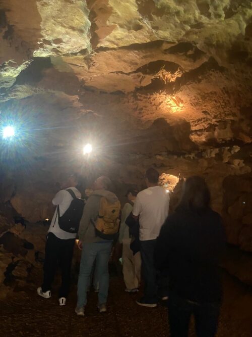 Découverte du patrimoine locale lors de la visite des Grottes de la Norée avec les résidents du CPH de Poitiers le 20/08/2026. Enthousiasme et curiosité furent les mots clés durant cette visite tant par les enfants que les adultes.