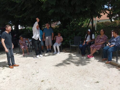 Hier, nos bénéficiaires de l’accueil de jour de Saint-Chéron ont pu partager une partie de pétanque sous un soleil présent mais agréable. Rire, compétition et convivialité étaient au rendez-vous !