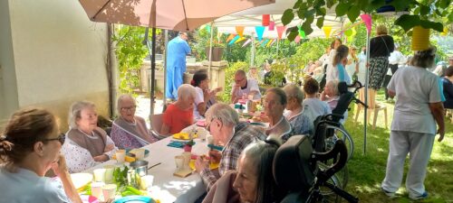 Le 17 Juin 2026, les résidents, leurs familles et l’équipe de Bonnedonne se sont retrouvés à l’ombre des tilleuls pour le traditionnel repas des familles.Bravo et merci à tous les professionnels qui ont permis la réalisation de ce moment partagé, très agréable et important pour nos résidents !