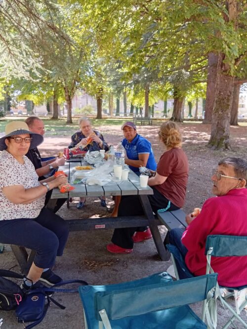 Visite très au frais ce matin de la pisciculture de Chamvres et pour clôturer cette matinée pique-nique au parc sur les bords de l’Yonne à Joigny pour la pension de famille de Sens