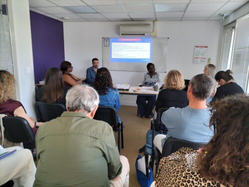 L’équipe de la SPADA de La Rochelle a convié les partenaires locaux (urgence, hébergement, insertion, associations militantes, professionnels de santé) à deux sessions d’information sur le Pacte asile. Celles-ci ont permis de proposer un décryptage de l’évolution des droits des demandeurs d’asile.