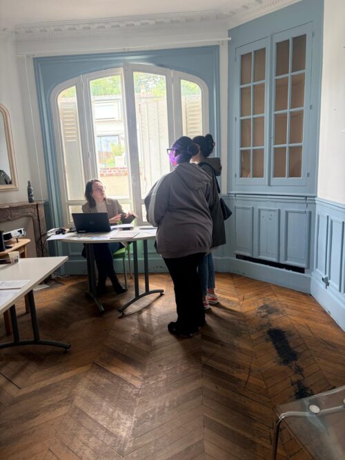 Aujourd’hui a eu lieu la journée porte ouverte des dispositifs de Clermont, Fitz-James et Villers Saint Paul au sein de l’Hébergement d’Urgence l’Hermione de Fitz-James ! Des rencontres, des échanges, un nuage de mots, une visite d’un logement et de belles photos pour immortaliser cette journée !