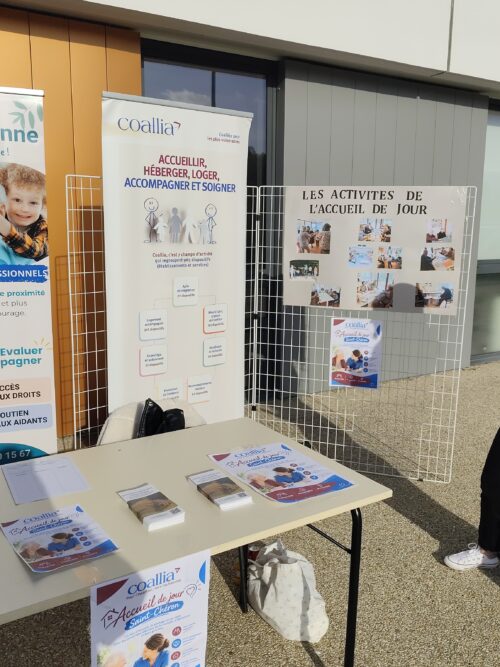 En cette journée mondiale de lutte contre la maladie d’Alzheimer, l’Accueil de Jour de Saint-Chéron a pu participer, avec ses partenaires, à une journée d’information au sein du CH SUD ESSONNE – Etampes