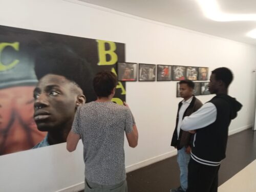 Le mercredi 16 septembre, les jeunes du SAMNA ont participé à l’exposition « Chin Up ! » de la photographe Hélène Jayet au Safran. Ils ont pu échanger avec l’artiste sur sa démarche autour de l’identité et de l’affirmation de soi et participer à un atelier de création. Les jeunes ont du talent :)