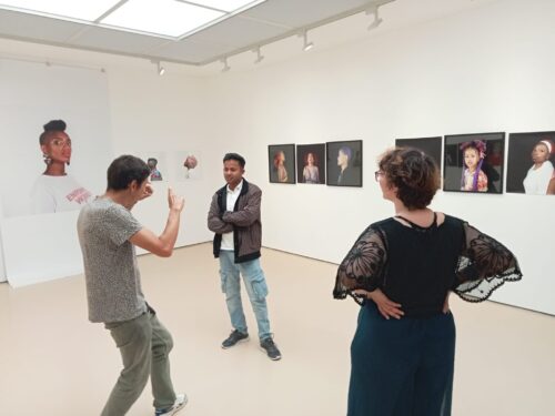 Le mercredi 16 septembre, les jeunes du SAMNA ont participé à l’exposition « Chin Up ! » de la photographe Hélène Jayet au Safran. Ils ont pu échanger avec l’artiste sur sa démarche autour de l’identité et de l’affirmation de soi et participer à un atelier de création. Les jeunes ont du talent :)