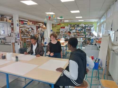 Le mercredi 16 septembre, les jeunes du SAMNA ont participé à l’exposition « Chin Up ! » de la photographe Hélène Jayet au Safran. Ils ont pu échanger avec l’artiste sur sa démarche autour de l’identité et de l’affirmation de soi et participer à un atelier de création. Les jeunes ont du talent :)